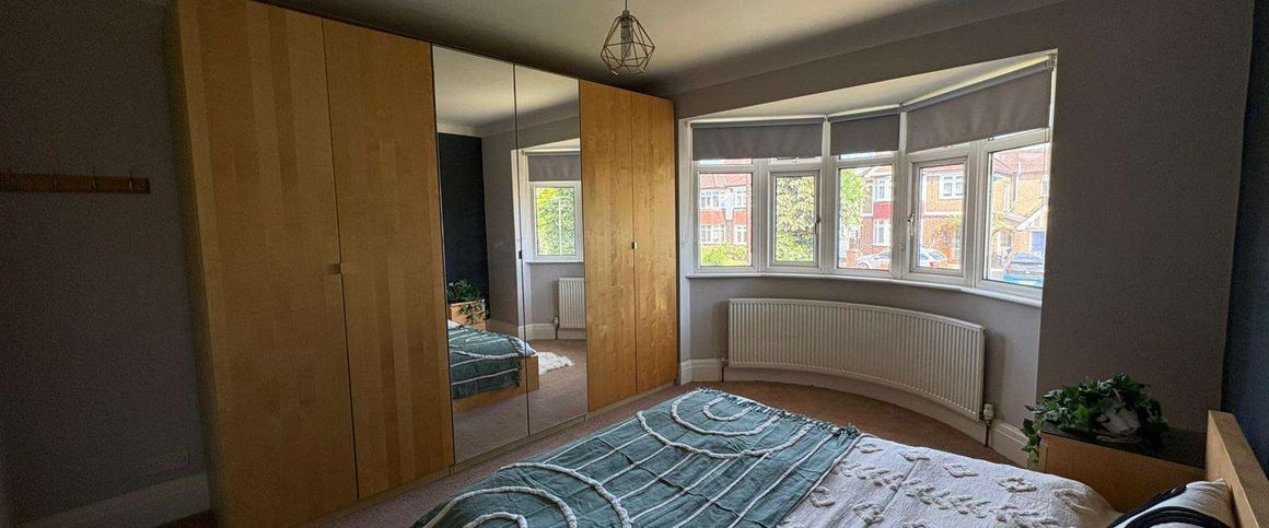 Manor Green Road Room 5 - Photo 1