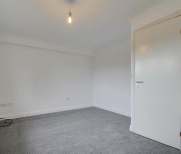 4 bedroom semi-detached house to rent - Photo 4