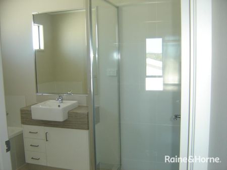 Large 4 Bedroom Home - Photo 5