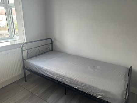 4 Bed Flat, Eastern Avenue, IG4 - Photo 3