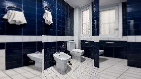 Room in a shared 13-bedroom apartment for rent in Trafalgar. - Photo 3