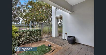 MODERN TOWNHOUSE WITH PARKLAND VIEWS & PRIME LOCATION - Photo 5