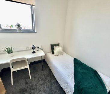 1 bedroom in a flat share to rent - Photo 2