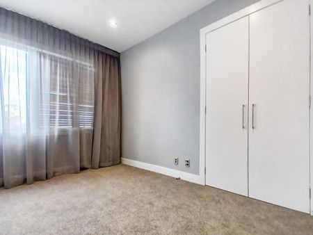 Epsom , Architecturally designed stunning five bedroom four Bathroom Home! - Photo 3