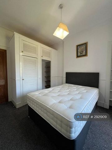 3 bedroom flat to rent - Photo 3
