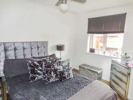 Waterside Mead, Canvey Island, SS8 - Photo 5