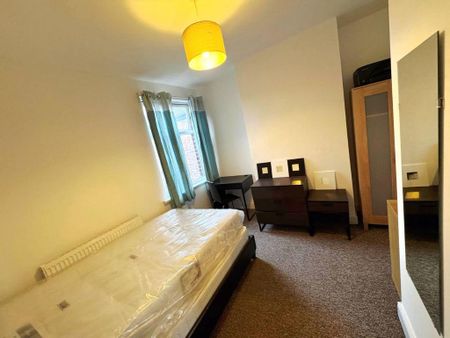 1 bedroom in a house share to rent - Photo 2