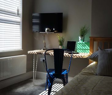 6 Bed Terraced House, Barrington Road, L15 - Photo 1