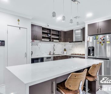 Beautiful double storey opposite the Wyndham Village shopping centre ! - Photo 2