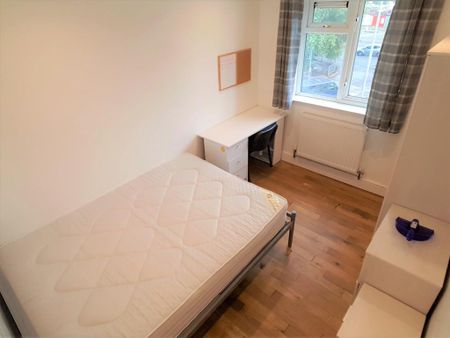 3 bedroom flat to rent - Photo 2