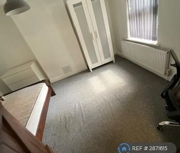 4 bedroom end of terrace house to rent - Photo 2