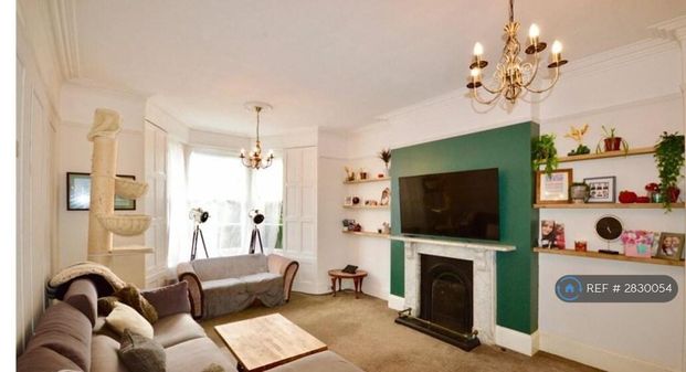 1 bedroom in a house share to rent - Photo 1