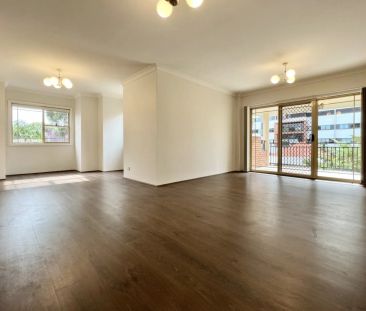 Spacious Two Bedroom Apartment With Double Lock Up Garage - Photo 4