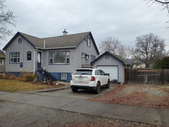 CENTRAL, 3 BED HOUSE WITH 1 CAR GARAGE, YARD! - Photo 1