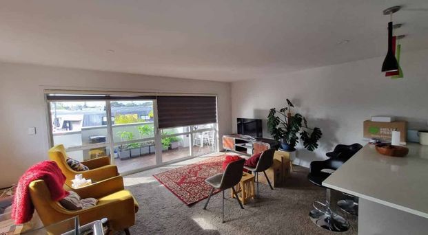 NEW LYNN - WELL PRESENTED TOWNHOUSE - Photo 1