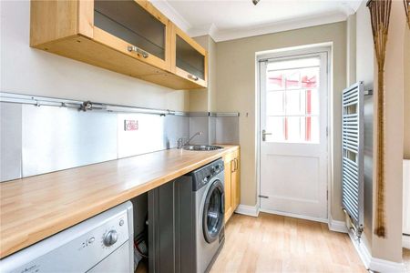 A spacious three bedroom semi-detached townhouse located in a quiet cul-de-sac and only a short distance to Northwood High Street. Available end of March and offered unfurnished. - Photo 2