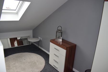 Bright Room in Sociable Kingswood Home - Photo 4
