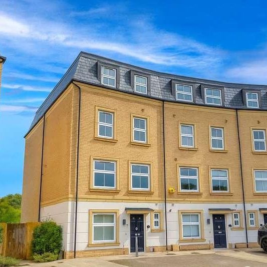 Waterfront Crescent, Mytchett, Camberley, Surrey, GU16 - Photo 1