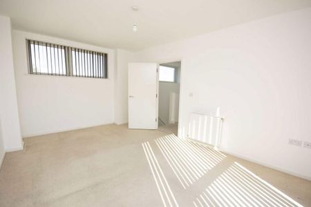 3 bedroom flat to rent - Photo 3