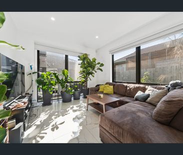 Prime Location 2 Bdrm x 2 Bath PLUS Single Garage and Private Court... - Photo 2