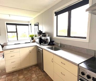 Spacious Three‑Bedroom Home with Office and Double Garage - Photo 4