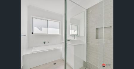 Modern Family Living in Holmview - Photo 4