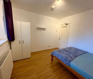 Room in a Shared Flat, Wharncliffe House, SW15 - Photo 3