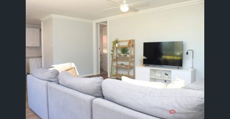 Neat as a pin, ready to move in! - Photo 3