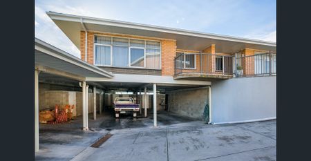 Spacious 2 bedroom unit in a pristine location! - Photo 5