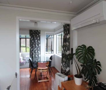 Super Sunny in Kew - Photo 2