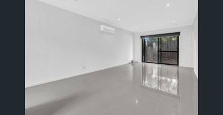 Spacious and light filled living - Photo 5