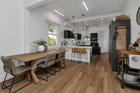 Character, charm and conveniently located - Photo 3