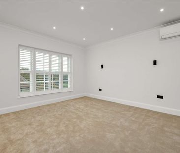 Newly refurbished 4 bedroom home with air conditioning in the sough... - Photo 3