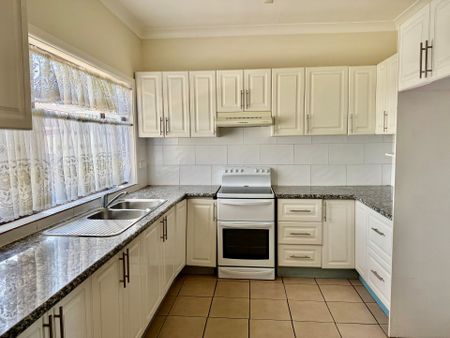 Neat & Tidy Permalum Home - Photo 4