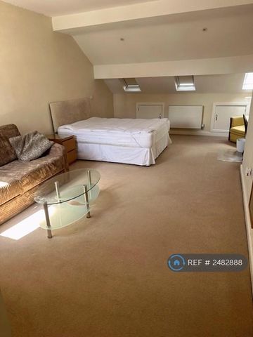 1 bedroom in a house share to rent - Photo 2