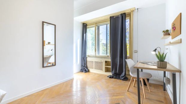 Room in a shared 18-bedroom apartment for rent in Argüelles, perfect for professionals and students - Foto 1