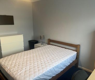 4 bedroom semi-detached house to rent - Photo 6