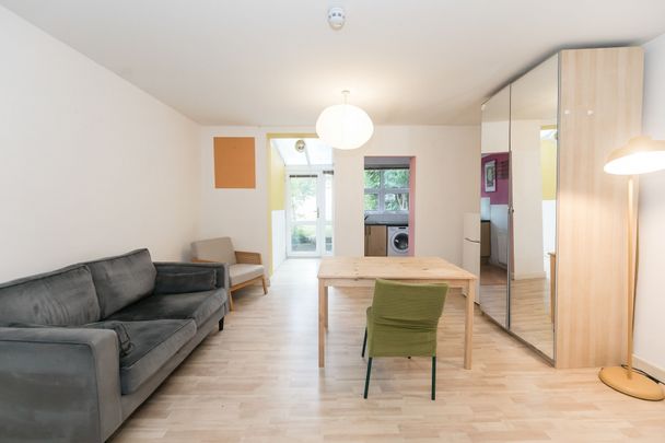 Flat 2, 27 Richmond Road, Headingley, LEEDS - Photo 1