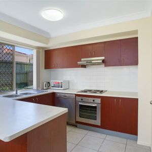 OWNER PAYS WATER BILL- Great location Unit in Mansfield State School Catchment - Photo 3