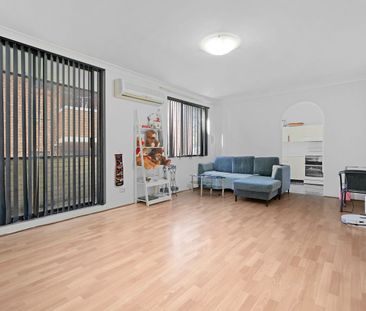 Neat and tidy unit with air-conditioning - Photo 1