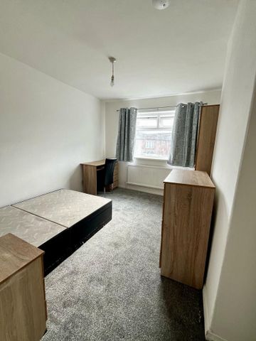 6 bedroom terraced house to rent - Photo 4