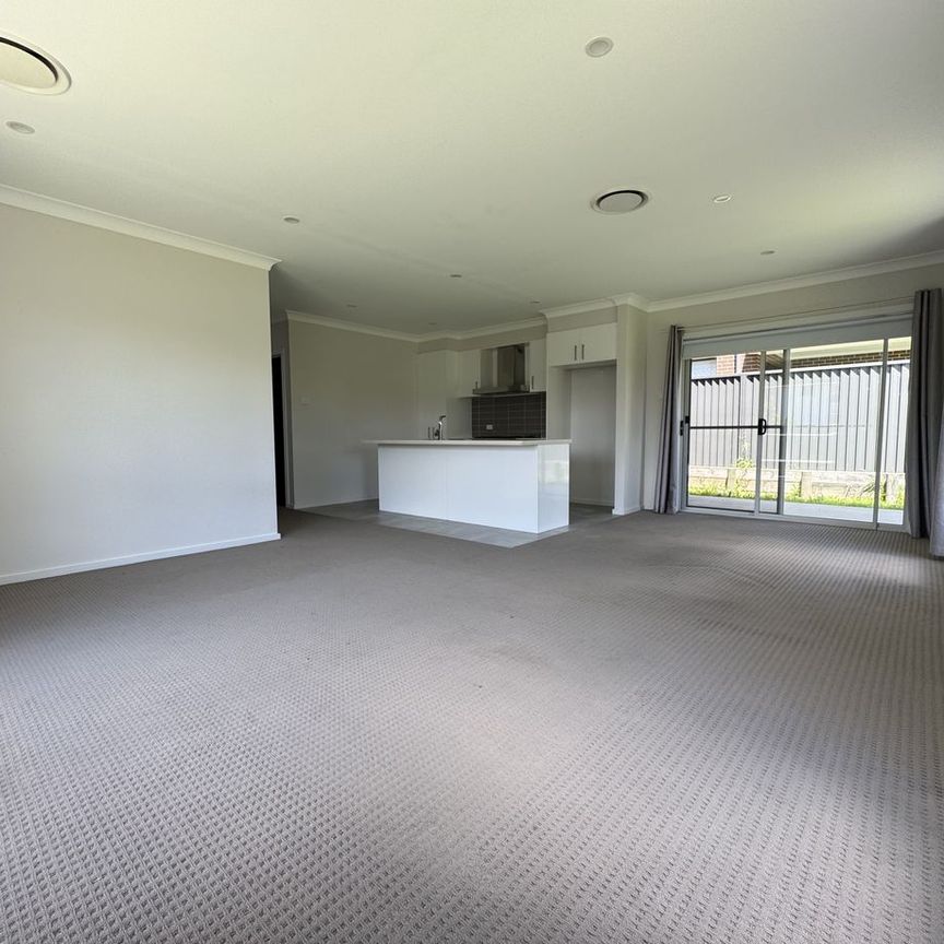 Luxurious Double Storey Family Living in the centre of North Kellyville - Photo 1