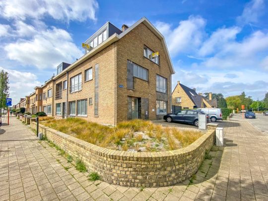Gelijkvloersappartement met 2 slaapkamers (71 m²) met ruim terras (40 m²) en parkeerplaats te Nieuwpoort. - Photo 1
