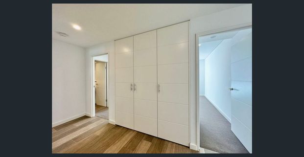 Stunning Two Bedroom Apartment Near Station with storage - Photo 1