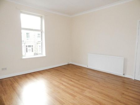 3 bedroom flat to rent - Photo 2