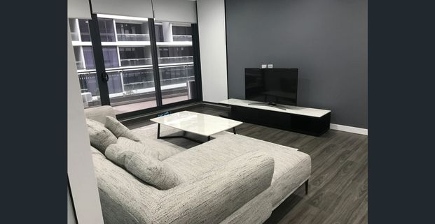 FURNISHED 3 BEDROOM APARTMENT WITH PARKING IN MASCOT CENTRAL - Photo 1