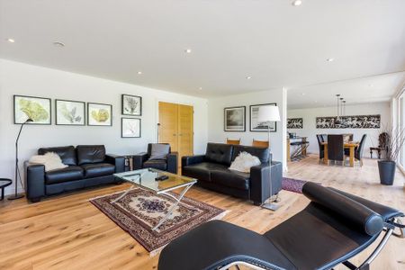 4 bedroom detached house to rent - Photo 2