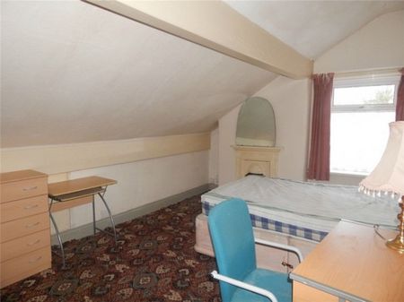 4 Bed - Wentworth Street, Huddersfield, West Yorkshire - Photo 5