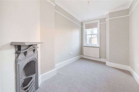 A 2 bed period apartment, neatly fusing charming period features with contemporary fixtures and fittings. - Photo 4