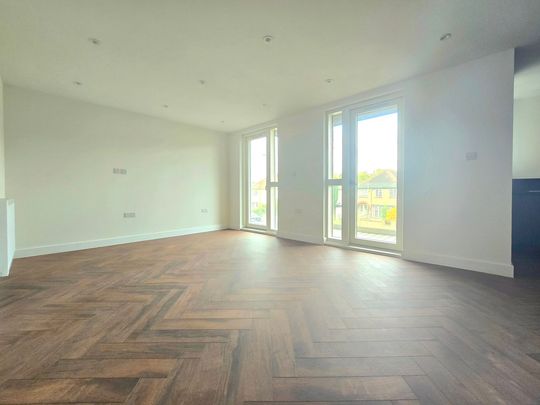 3 Bedroom Apartment, Norbury Avenue, London - Photo 1